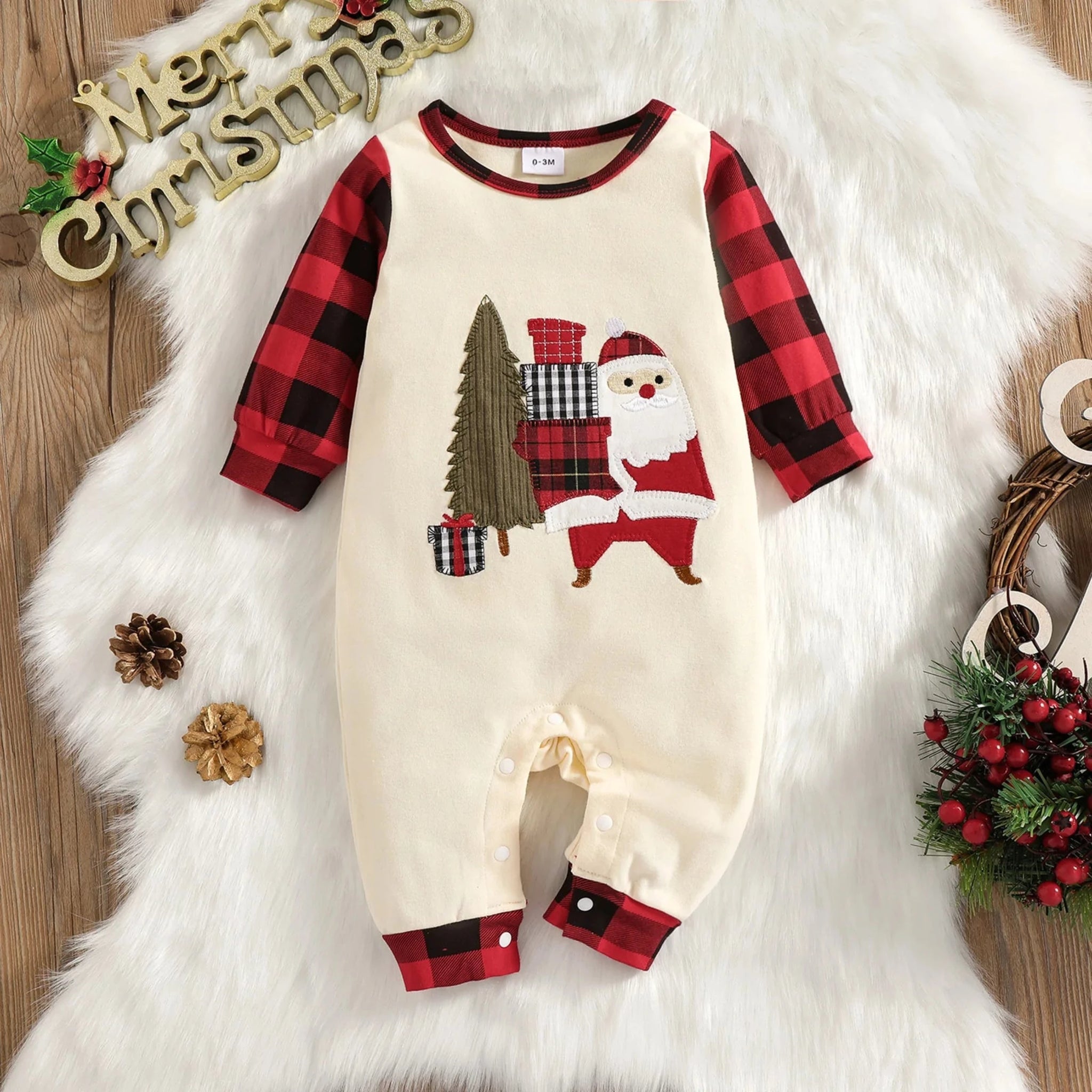Pijama navideña de bebé estampado arbolito y santa