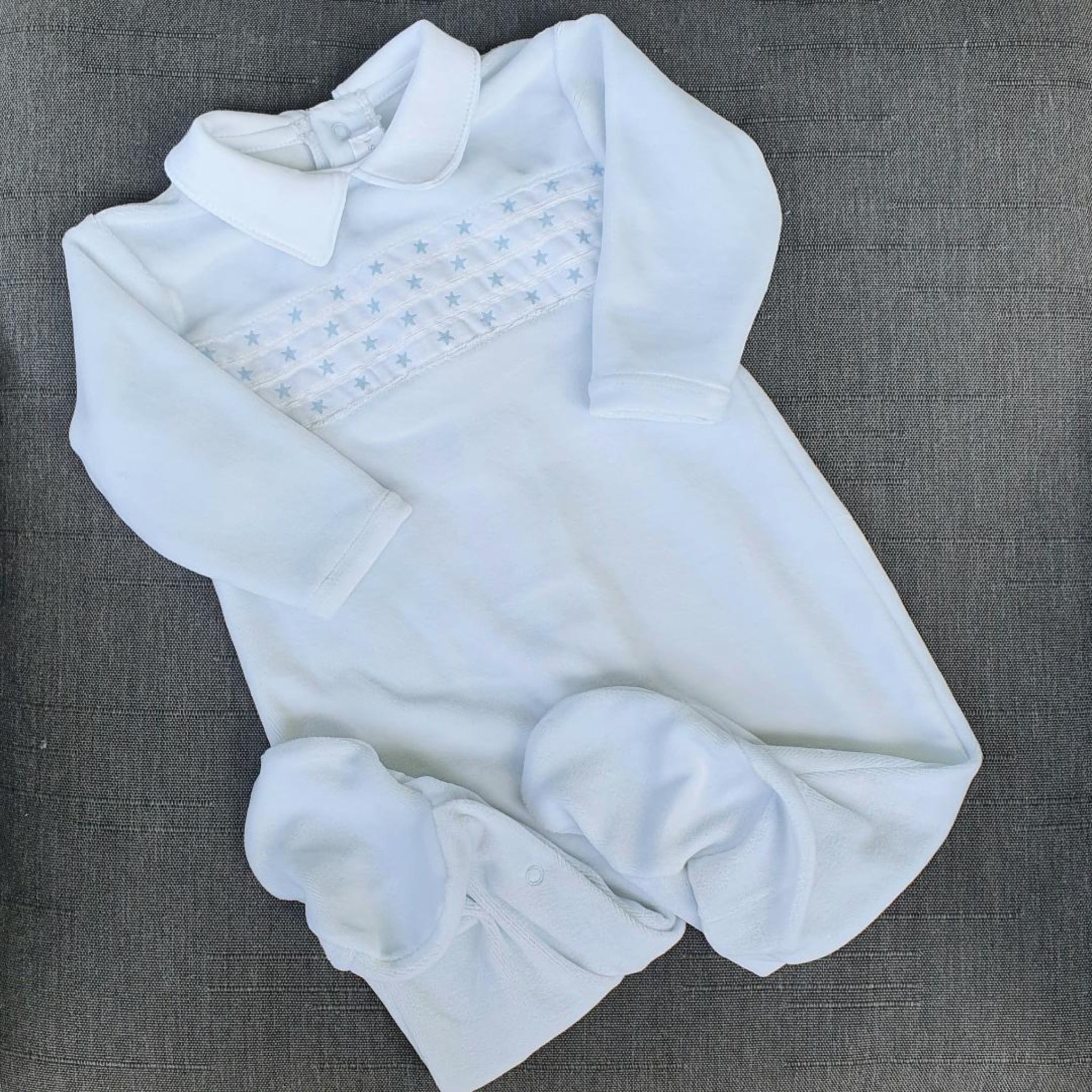 Pijamita unisex en algodón plush celeste con estrellitas